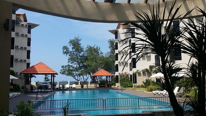 Samsuria Beach Resort & Residence Чератинг Екстериор снимка