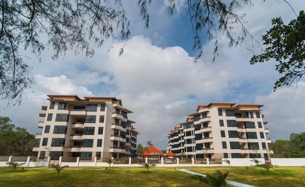 Samsuria Beach Resort & Residence Чератинг Екстериор снимка